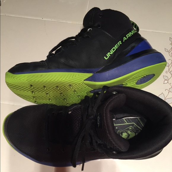 Boys/ Men’s Under Armour basketball shoes - Picture 2 of 7